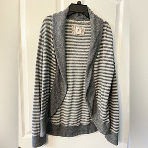 Women’s cardigan -soft grays.. lightweight material . Perfect condition..